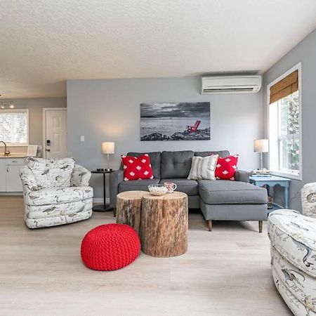 Lovely 2 Bedroom Suite Steps From The Beach Виктория Екстериор снимка