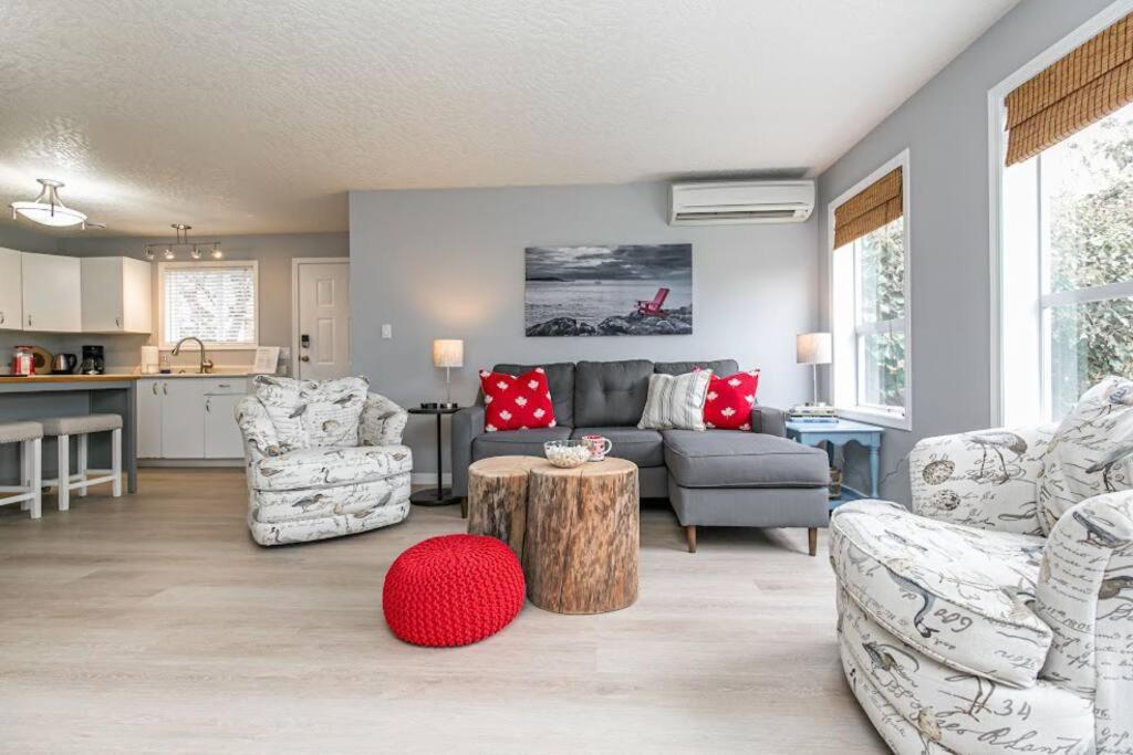 Lovely 2 Bedroom Suite Steps From The Beach Виктория Екстериор снимка