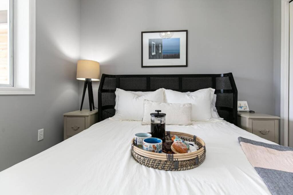 Lovely 2 Bedroom Suite Steps From The Beach Виктория Екстериор снимка