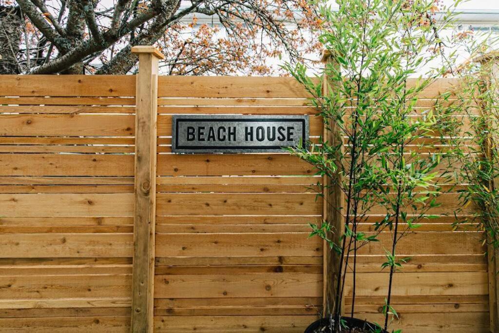 Lovely 2 Bedroom Suite Steps From The Beach Виктория Екстериор снимка