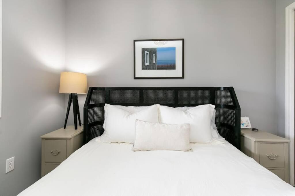 Lovely 2 Bedroom Suite Steps From The Beach Виктория Екстериор снимка
