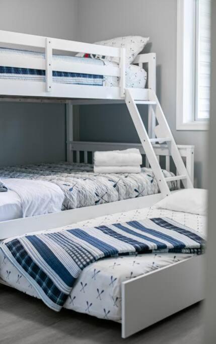 Lovely 2 Bedroom Suite Steps From The Beach Виктория Екстериор снимка