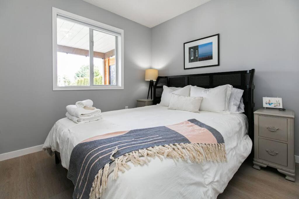 Lovely 2 Bedroom Suite Steps From The Beach Виктория Екстериор снимка