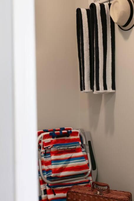Lovely 2 Bedroom Suite Steps From The Beach Виктория Екстериор снимка