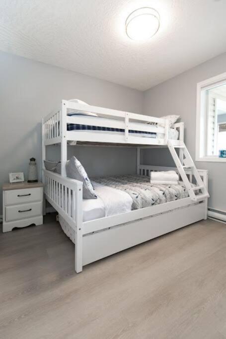 Lovely 2 Bedroom Suite Steps From The Beach Виктория Екстериор снимка