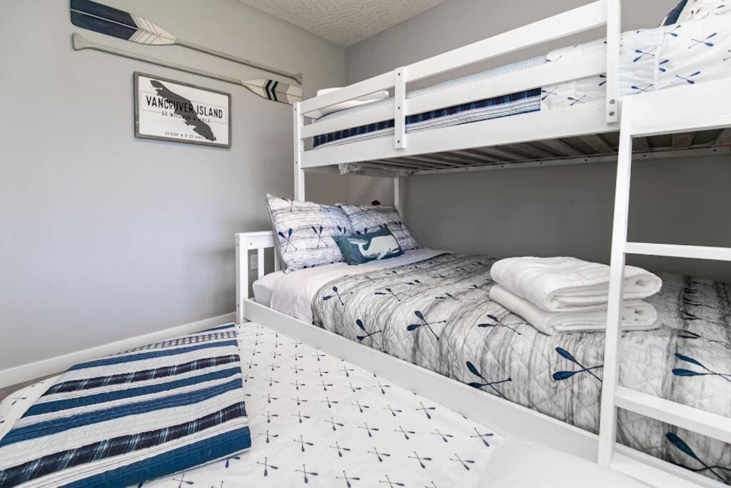 Lovely 2 Bedroom Suite Steps From The Beach Виктория Екстериор снимка