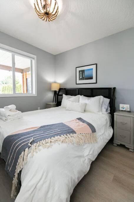 Lovely 2 Bedroom Suite Steps From The Beach Виктория Екстериор снимка