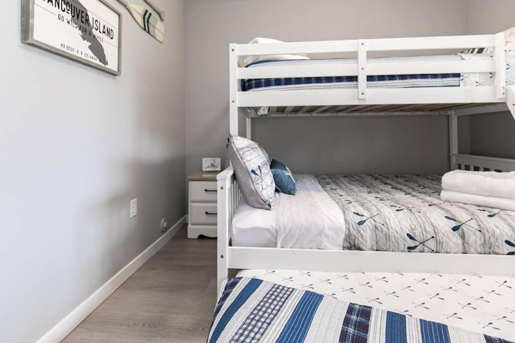 Lovely 2 Bedroom Suite Steps From The Beach Виктория Екстериор снимка