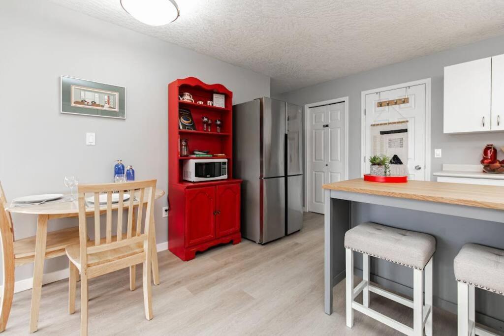 Lovely 2 Bedroom Suite Steps From The Beach Виктория Екстериор снимка