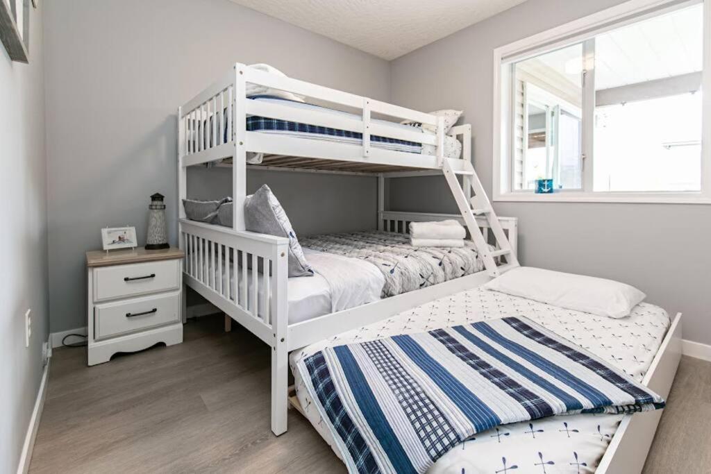 Lovely 2 Bedroom Suite Steps From The Beach Виктория Екстериор снимка
