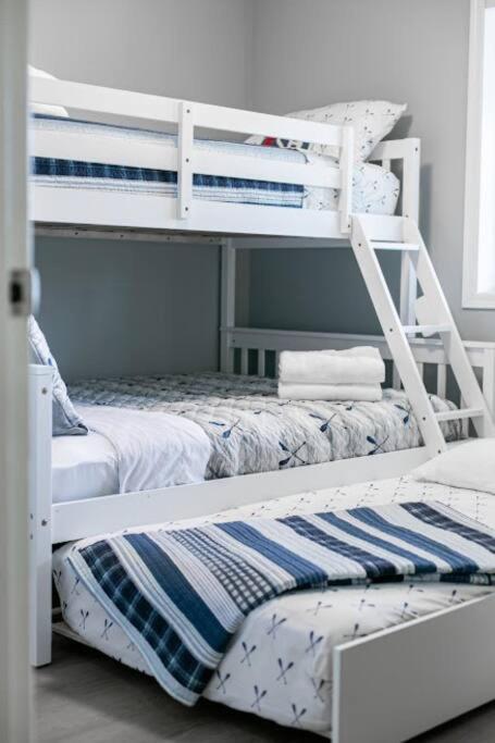 Lovely 2 Bedroom Suite Steps From The Beach Виктория Екстериор снимка